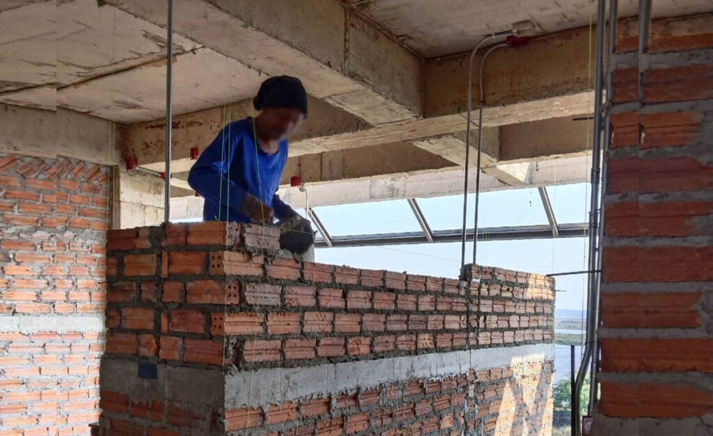 ผนังก่ออิฐฉาบปูน