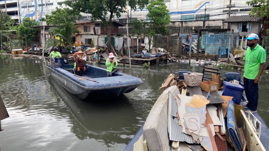 รื้อย้ายบ้านรุกล้ำริมคลองเปรม