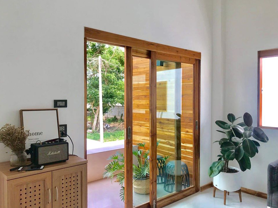 บ้านสไตล์มินิมอล-well-village-phrae-หน้าบ้าน-ประตูบานสไลด์