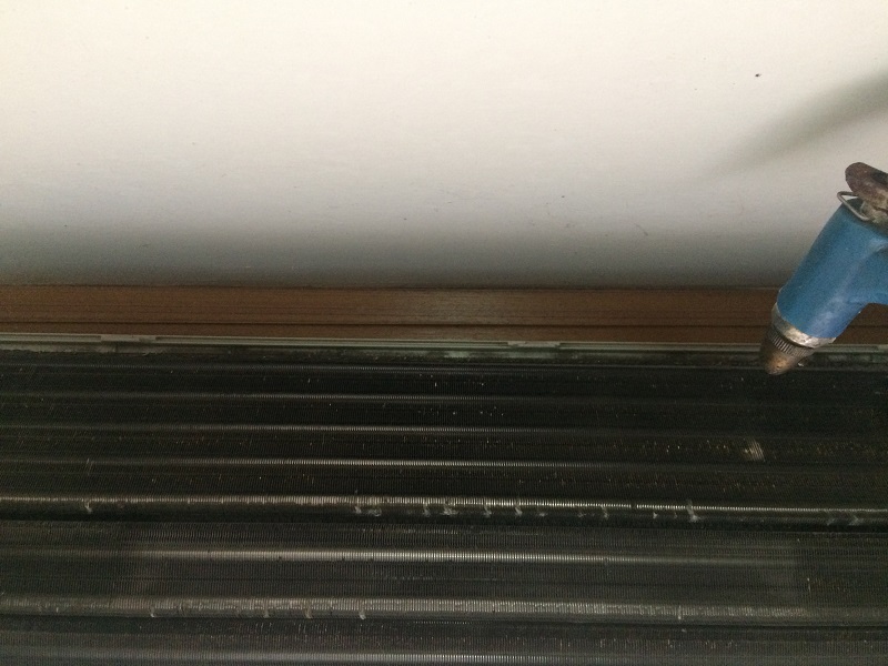 ล้างแอร์ด้วยตัวเอง-ฉีดน้ำทำความสะอาดรังผึ้งแอร์