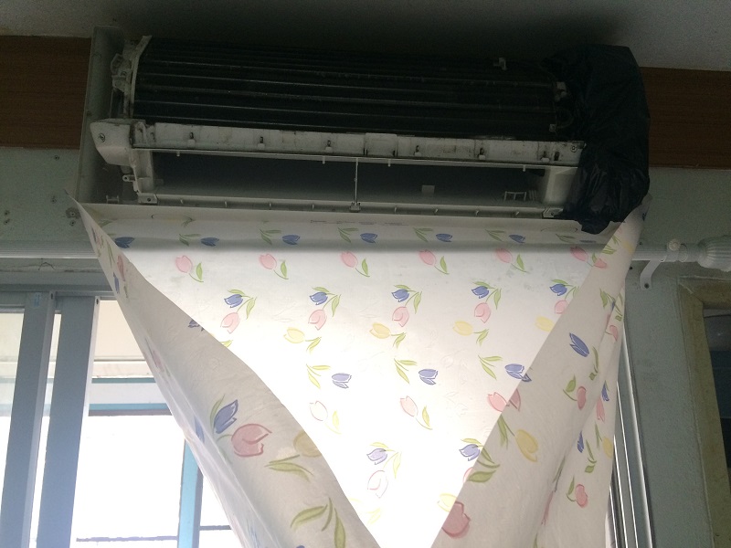 ล้างแอร์ด้วยตัวเอง-ติดผ้ายางรองน้ำเพื่อไม่ให้เปื้อนพื้นห้อง-1