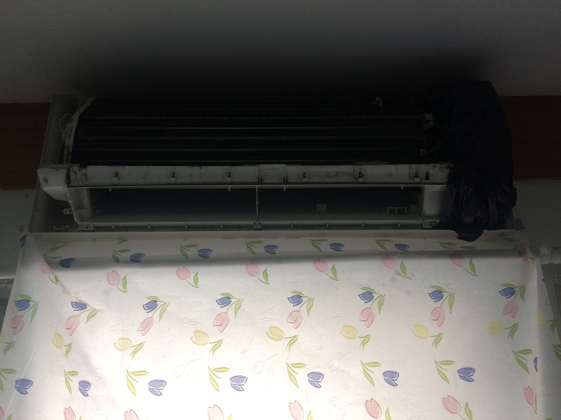 ล้างแอร์ด้วยตัวเอง-ติดผ้ายางรองน้ำเพื่อไม่ให้เปื้อนพื้นห้อง