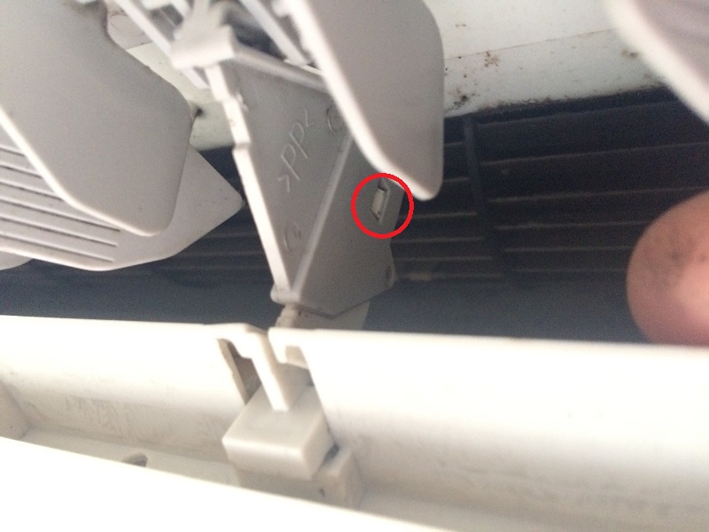 ล้างแอร์ด้วยตัวเอง-ถอดบานสวิงของแอร์-1