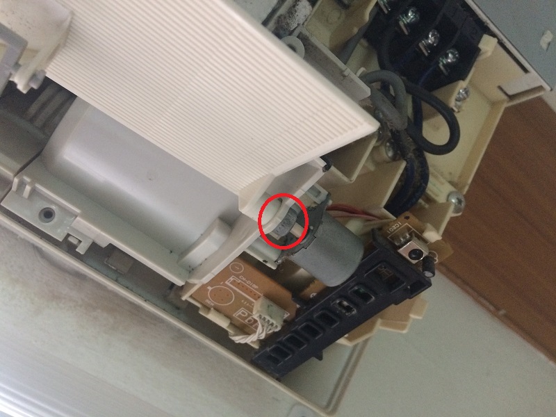 ล้างแอร์ด้วยตัวเอง-ถอดบานสวิงของแอร์-3