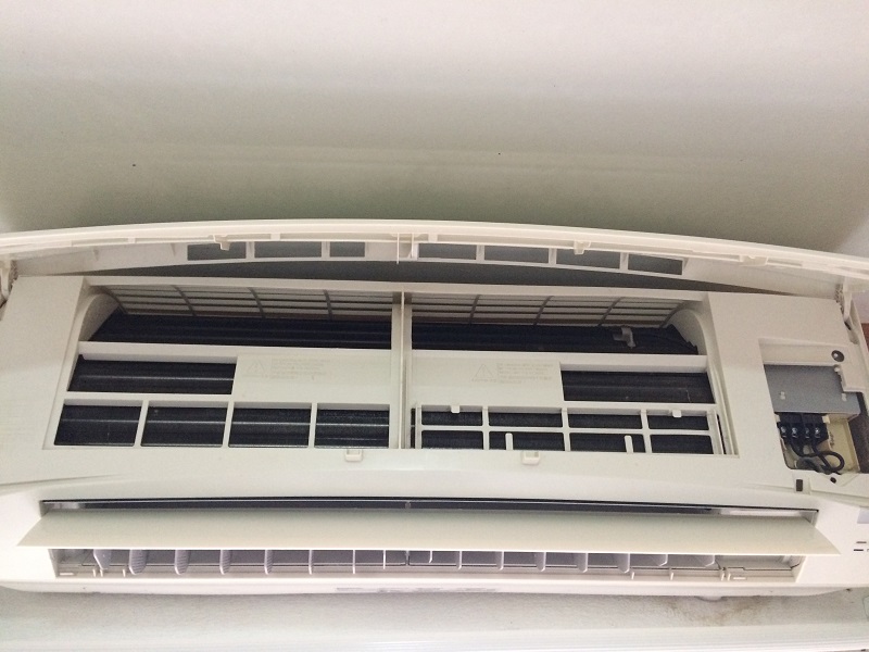 ล้างแอร์ด้วยตัวเอง-ประกอบแอร์หลังล้างแอร์เสร็จ-ใส่ฝาครอบแอร์-1