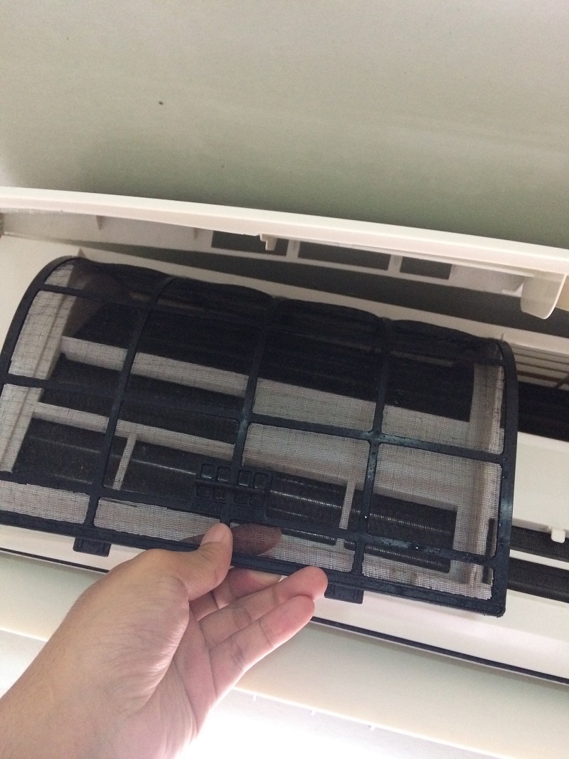 ล้างแอร์ด้วยตัวเอง-ประกอบแอร์หลังล้างแอร์เสร็จ-ใส่ฟิลเตอร์