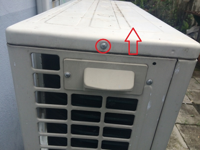 ล้างแอร์ด้วยตัวเอง-ล้างคอนเดนเซอร์แอร์-ถอดน็อตฝาบน