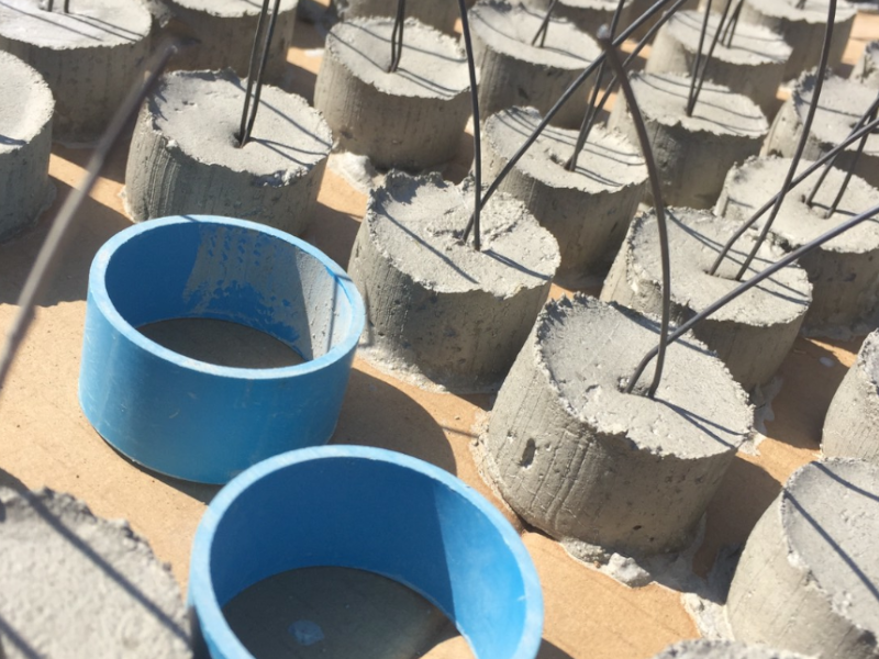 วิธีการทำ-ลูกปูน-หนุนเหล็ก-รอให้ปูนแข็งตัว