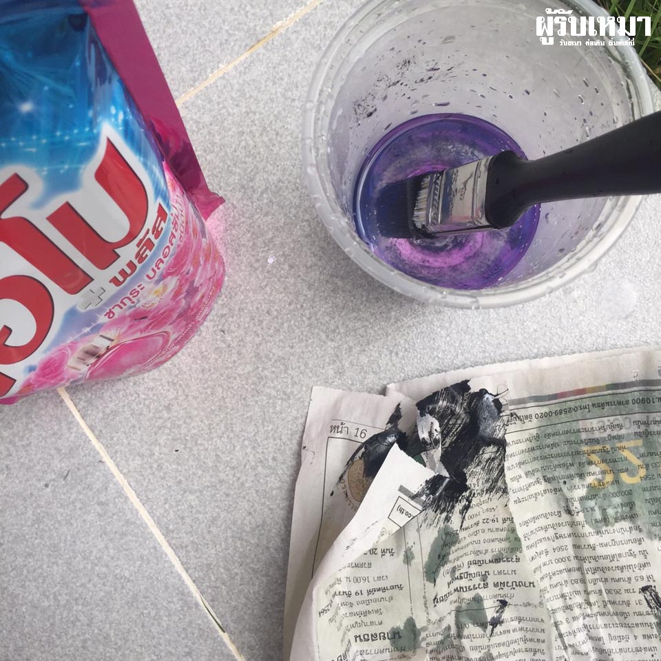 เทผงซักฟอกลงบนภาชนะที่เตรียมไว้และนำแปรงจุ่มลง