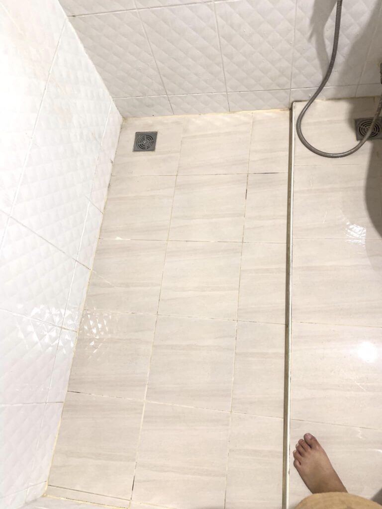 พื้นกระเบื้องเป็นคราบดํา