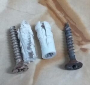 ช่างใช้สกรูเหล็กทำให้สกรูขึ้นสนิม