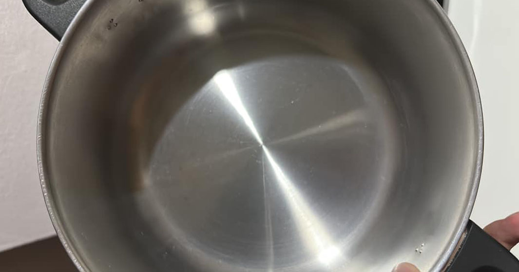 ต้มน้ำ+น้ำส้มสายชู ล้างจานปกติ แล้วเช็ดให้แห้ง คราบหายไปเลยครับ