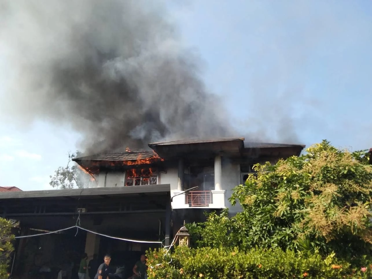 ไฟไหม้ หมู่บ้านหรู ย่านวัชรพล แขวงท่าแร้ง