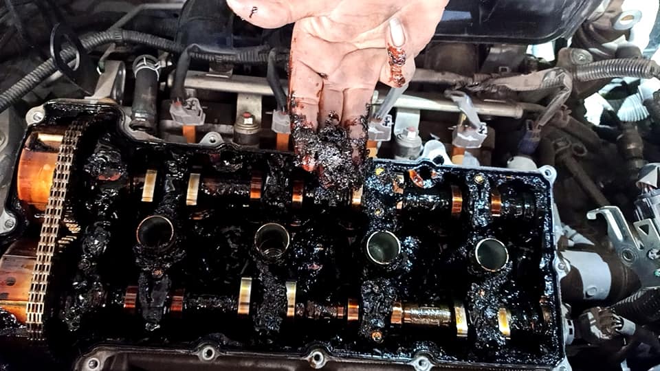 ทำไมน้ำมันเครื่องถึงเปลี่ยนเป็นสีดำ