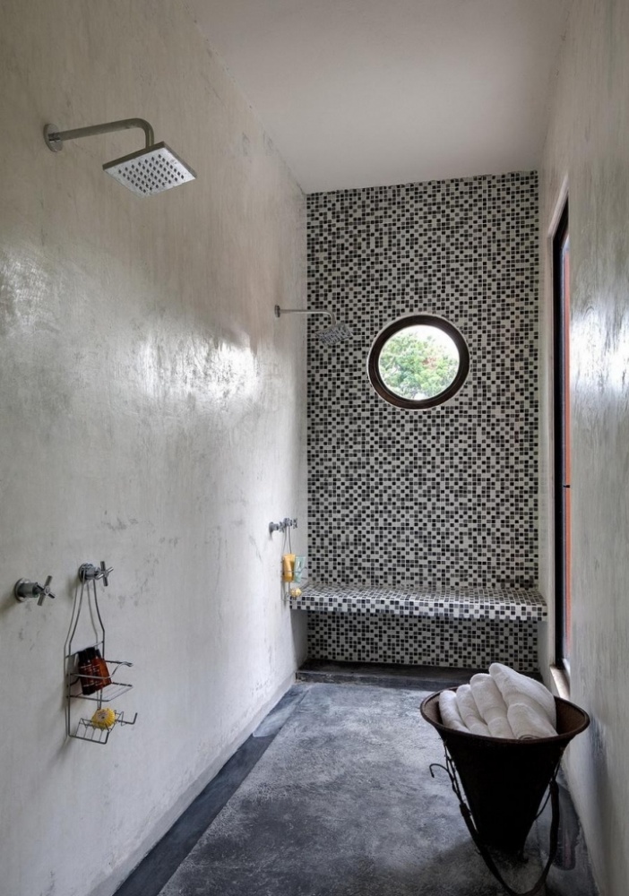 ห้องน้ำหลักมีหน้าต่างที่สามารถมองออกไปสู่สวนและประตูที่เปิดสู่ระเบียงส่วนตัว