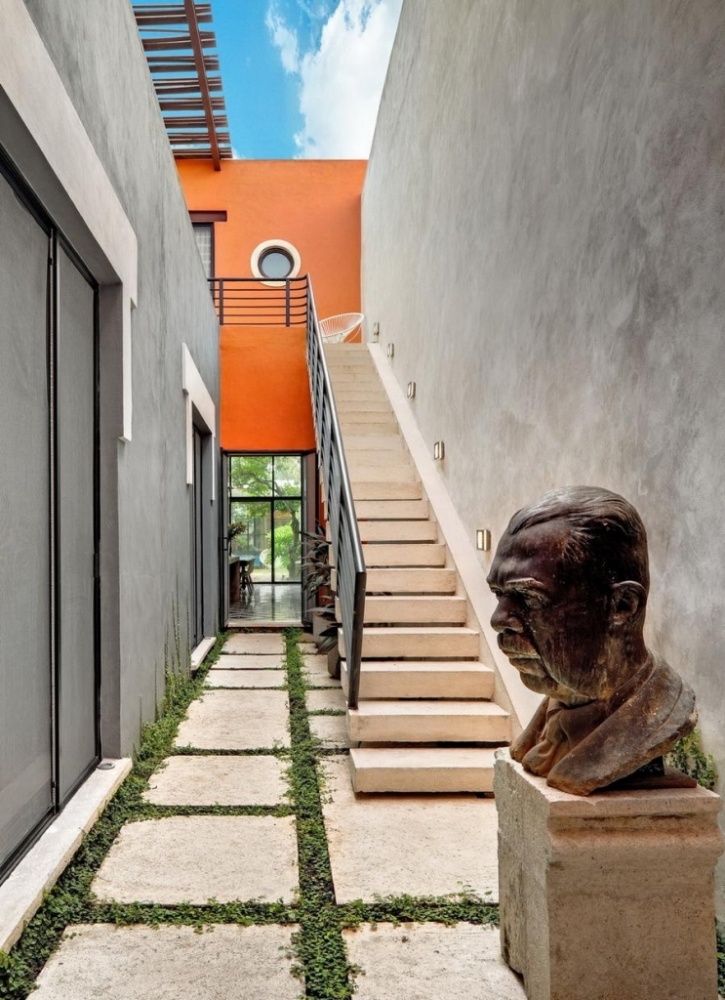 แบบบันไดบ้าน และ รูปปั้นของประธานาธิบดีเม็กซิโก ที่ตั้งอยู่ระหว่างบันไดทางขึ้นไปชั้น 2
