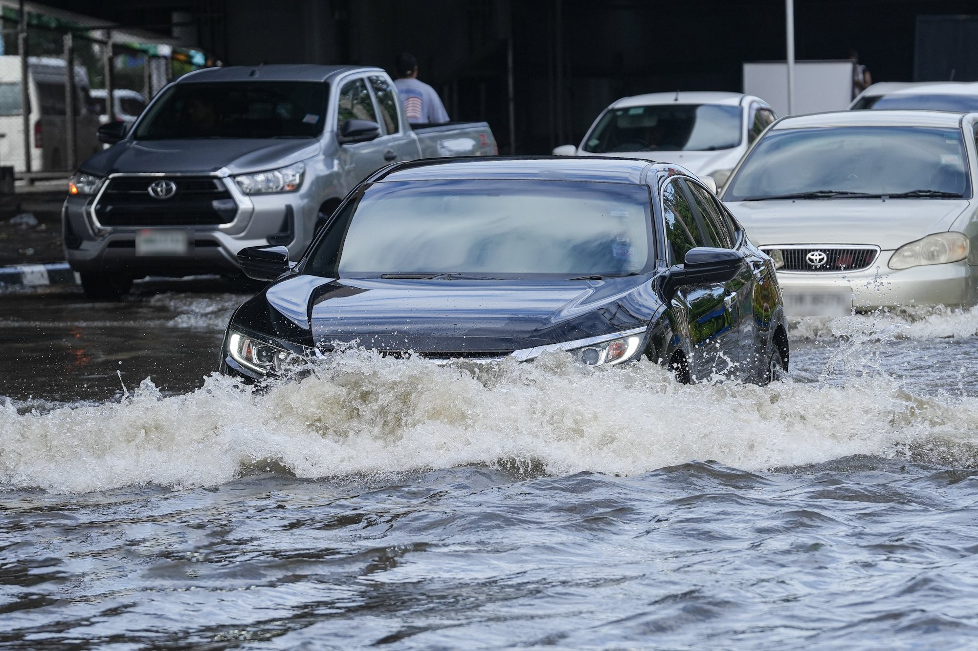 เทคนิคขับรถลุยน้ำท่วมให้ปลอดภัย พร้อมวิธีดูแลรถหลังลุยน้ำ